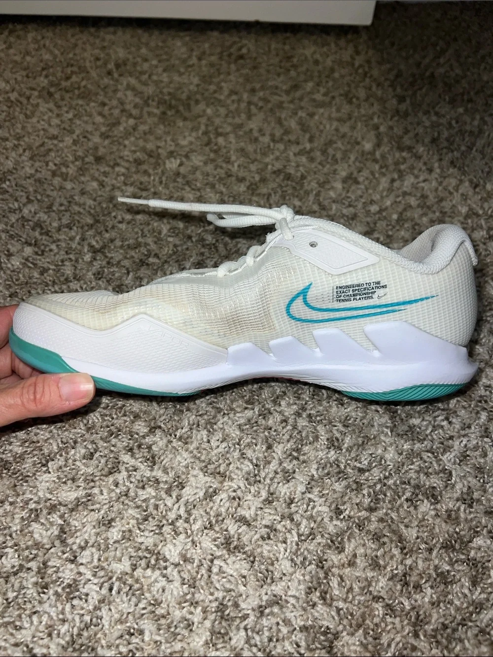 Nike Vapor Pro Tennis Shoes White Athletic Shoes with Teal & Red Swoosh Sz 8.5